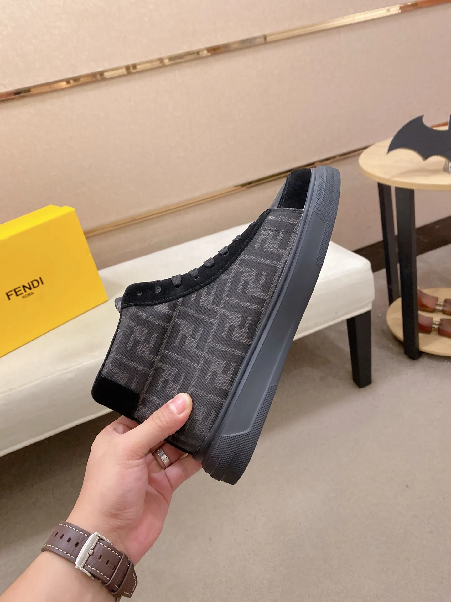 Men's shoes 420💰 (fendi) New high-top 👊🏻 upper 🇮🇹 imported cowhide fabric 🇩🇪 lining imported breathable mesh lining. The original outsole is molded to highlight the identity of every man, and the upper foot is elegant and stable🚶🏻🚶🏻The high-end custom counters reproduce the original version📯No matter the wind or rain, the shoe last remains unchanged and can withstand the verification of time🔍️,🔵 Size: 38-44